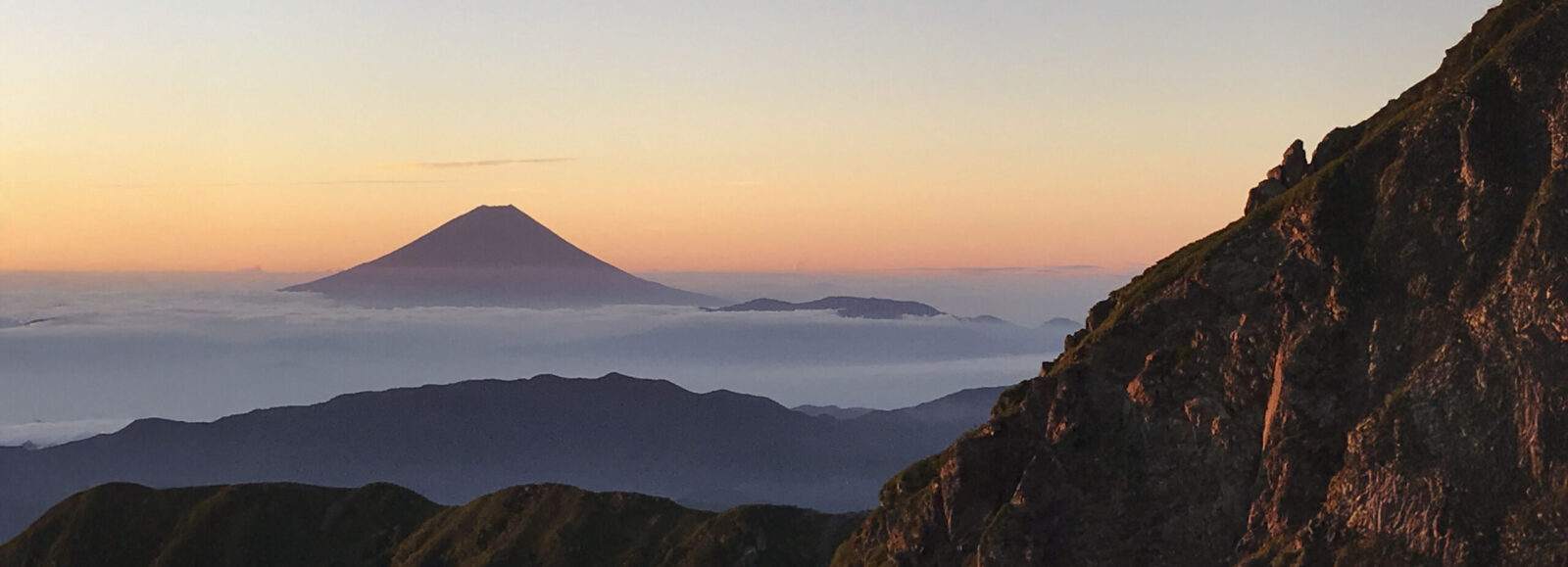 明け方の北岳から望む、雲海に浮かぶ富士山